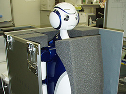 特殊な形状のロボットは、専用の梱包ケースで保護をして運搬